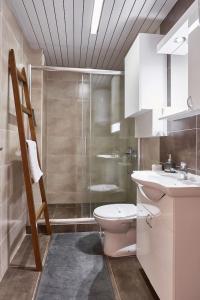een badkamer met een toilet, een wastafel en een douche bij Smart Apartments in Skopje
