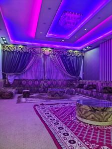 Habitación púrpura con mesa e iluminación púrpura en شقة ايجار مفروش 4 نوم 3 حمام 4 ريسيبشن, en El Cairo