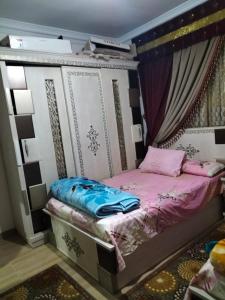 1 dormitorio con 1 cama con dosel en شقة ايجار مفروش 4 نوم 3 حمام 4 ريسيبشن, en El Cairo