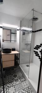 La salle de bains est pourvue d'une douche et d'un lavabo. dans l'établissement Appart 4-6 pers au pied des pistes toutes saisons, à Molines-en-Queyras