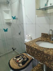 伊塔波阿的住宿－Cantinho das Palmeiras em Itapoá- Casa c piscina p 8 pessoas，一间带水槽和淋浴的浴室