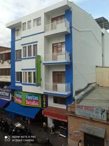 un edificio azul y blanco con balcones. en Hotel Farallones Cali, en Cali