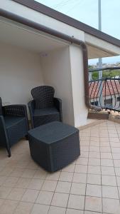 Χώρος καθιστικού στο B&B "LE LUCI" CAMERA IN ATTICO SUPER VISTA interno 2 rose rosa