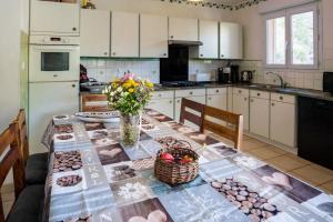 een keuken met een tafel met koekjes erop bij Villa Calanques in Ensuès-la-Redonne