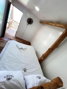 ein Schlafzimmer mit einem Bett in einem Zimmer in der Unterkunft Sol & Mar Perú Beach in Playa Blanca