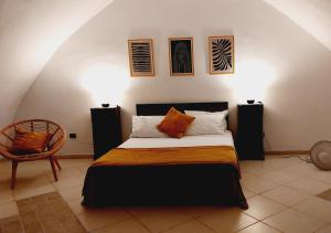 那不勒斯Melì的带床和椅子的卧室