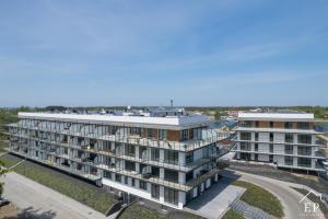 - une vue aérienne sur un immeuble d'appartements dans l'établissement Apartament MARE 13 Marina Dziwnów & SPA Basen EPapartamenty, à Dziwnów