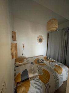 1 dormitorio con cama con edredón en ARZON TERRASSE DE KERJOUANNO, en Arzon