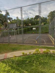 una pista de tenis detrás de una valla con una pista de tenis en Apartamento hogareño, en Pereira
