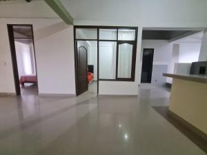 an empty room with a door in a building at Hostal Sinaí in Mocoa