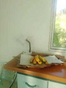 Une bande de bananes assises sur une table dans l'établissement SUNSETVIEW, studio, private beach, amazing swim & sunset, à Haapiti