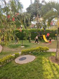 un grupo de niños jugando en un parque en Apartamento hogareño, en Pereira