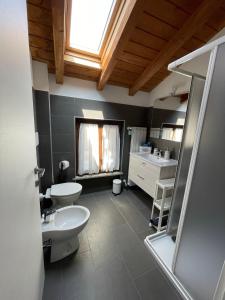 łazienka z umywalką, toaletą i oknem w obiekcie Appartamento Cavaria 416 w mieście Cavaria