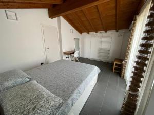 Un dormitorio con una cama y una mesa. en Appartamento Cavaria 416 en Cavaria