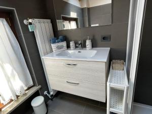 y baño con lavabo blanco y espejo. en Appartamento Cavaria 416 en Cavaria
