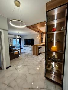 un soggiorno con un ampio pavimento in marmo di Golden Luxury Suite a Nowy Dwór Mazowiecki
