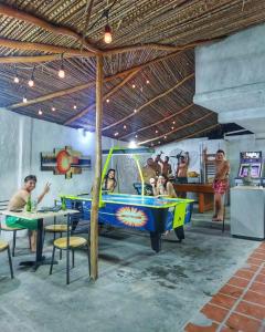 una stanza con tavolo da ping pong in un ristorante di Posada Restaurant La Guaricha a Catia La Mar