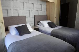 two beds in a hotel room with two beds sidx sidx sidx at Huge 9 Bed Property Sleeps 17, Near NEC, City Centre, HS2 in Birmingham