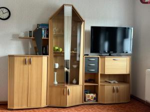 ein großes hölzernes Entertainment-Center mit einem TV in der Unterkunft Ferienwohnung Irma in Malschwitz