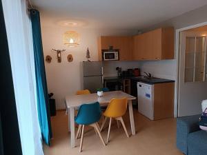 a kitchen with a table and chairs in a room at Appartement les orres 1800 pied des pistes in Les Orres +16 photos
