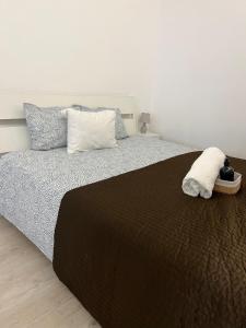 ein Schlafzimmer mit einem Bett mit einem ausgestopften Tier darauf in der Unterkunft Perfect Apartment Mouraria in Lissabon