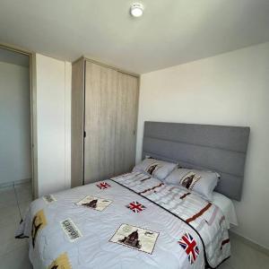 a bedroom with a large bed in a room at Lujoso y Confortable Apartamento in Cúcuta