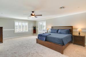 une chambre avec un lit et un ventilateur de plafond dans l'établissement Arizona Vacation Rental with Patio and Grill!, à Corona de Tucson