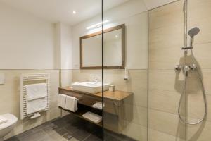 Vannituba majutusasutuses Seehotel Das JO