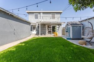 uma casa com um quintal com relva verde em Modern Spacious Sunny Los Angeles Retreat em Hawthorne