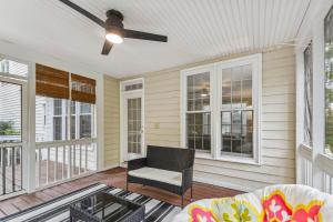 クレイトンにあるBright Clayton Home with Screened Deck!のソファと天井ファンのあるリビングルーム