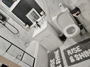 mit Blick auf ein Bad mit WC und Waschbecken in der Unterkunft Clifton House, For Holidays, Contractors, Relocation, Work, Etc, Free Parking and Wifi in Preston + 62 Fotos