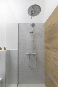 y baño con ducha con cabezal de ducha. en Millenium Spa Island, en Budapest