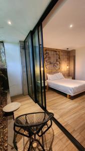1 dormitorio con 1 cama, 1 mesa y 1 silla en BOURBON HOSTAL, en Juayúa