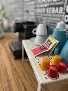 Příslušenství pro přípravu čaje a kávy v ubytování Apartman Magnolia