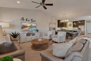 ein Wohnzimmer mit Sofa und Tisch in der Unterkunft Paradise Village Resort 86 Private Hot Tub, Game System, Community Amenities, and more in Santa Clara