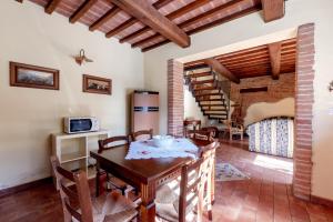 uma cozinha e sala de jantar com mesa e cadeiras em La Cascina em Castiglione del Lago