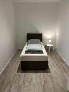 En eller flere senge i et værelse på Wohnen wie zu Hause
