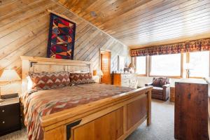 ein Schlafzimmer mit einem großen Bett in einer Hütte in der Unterkunft Townhome with Covered Parking Space & Fireplace in Vail