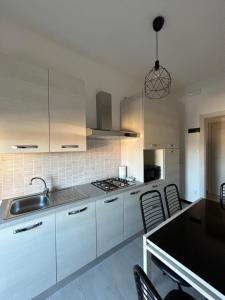 Kuchyň nebo kuchyňský kout v ubytování APPARTAMENTO PANORAMA