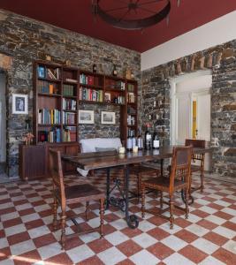 Castel San Mauro في غوريزيا: غرفة معيشة مع طاولة وكراسي خشبية