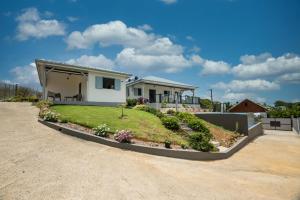 a house with a garden in the driveway at Les maisons Cane in Sainte-Rose