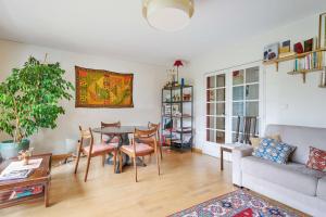 Area tempat duduk di Beautiful flat in Fontenay-sous-Bois near Paris - Welkeys