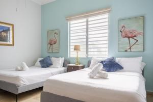 Ένα ή περισσότερα κρεβάτια σε δωμάτιο στο Prime Location at Condado Beach 4br 3 ba - Apt 1 & 4