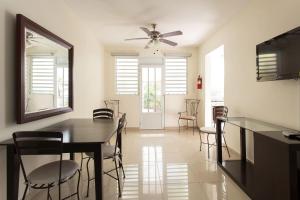 uma sala de jantar com uma mesa e cadeiras e uma ventoinha de tecto em Prime Location at Condado Beach 1br 1 ba - Apt 7 em San Juan