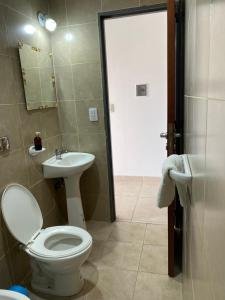 ロサリオにあるMonoambiente zona centroのバスルーム(トイレ、洗面台付)