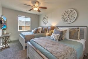 Voodi või voodid majutusasutuse PV 99 Private Hot Tub, Ping Pong Table, Xbox X series and Resort Amenities toas +113 fotot