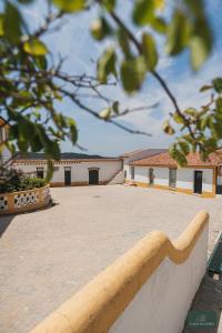 un gran patio con un edificio en el fondo en Casa da Nora, en Fortios