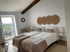 dwa łóżka w sypialni z dużym oknem w obiekcie Casa da Nora w mieście Fortios