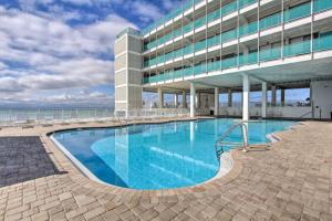 una piscina frente a un edificio en Fontainebleau Terrace 600, en Panama City Beach