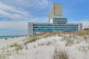 un edificio sentado en la cima de una playa cerca del océano en Fontainebleau Terrace 600, en Panama City Beach